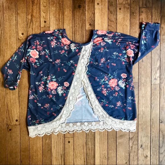 Eyeshadow Floral Top w/Split Back & Crochet Trim - Picture 2 of 8